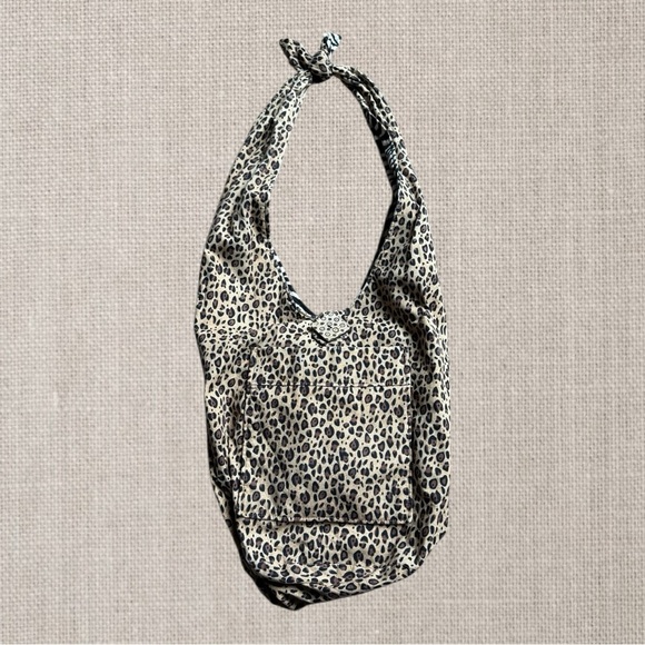 Hand-Crafted Reversible Hobo Bag with Button Closure - Picture 3 of 4